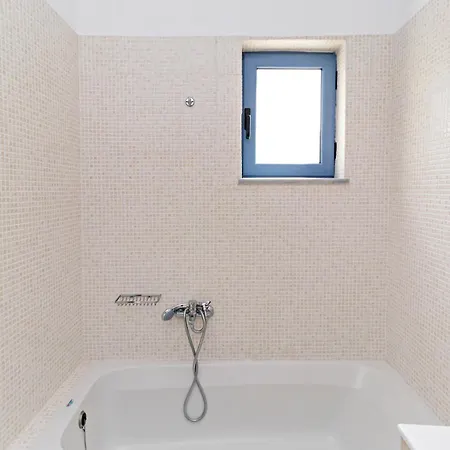 Kimi -new Listing With Sea Views!